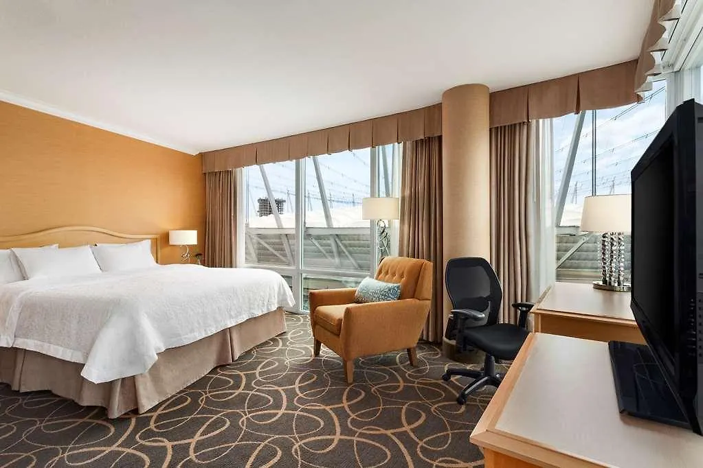 Hampton Inn & Suites, By Hilton - Vancouver Downtown מלון