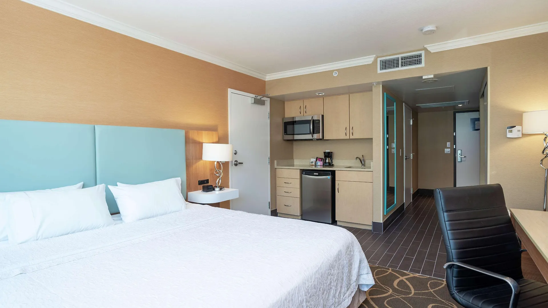 Hampton Inn & Suites, By Hilton - Vancouver Downtown