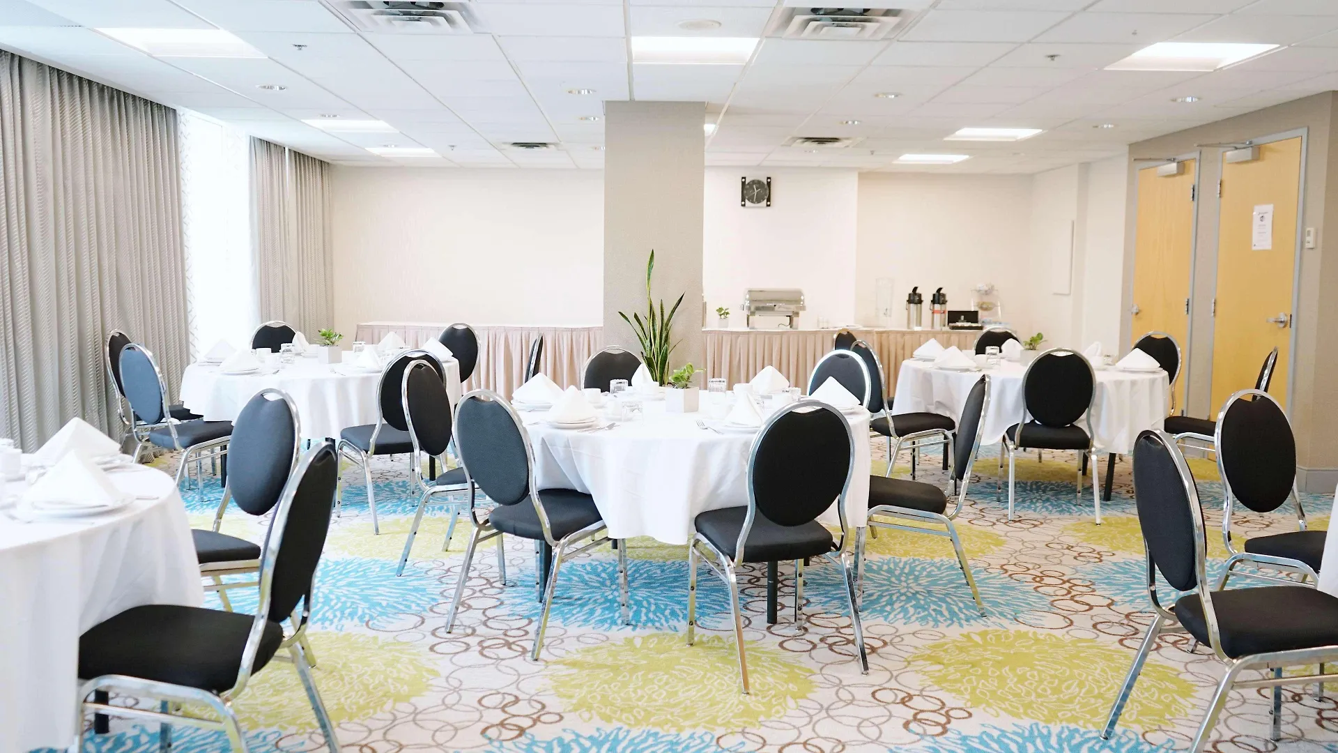 Hampton Inn & Suites, By Hilton - Vancouver Downtown מלון