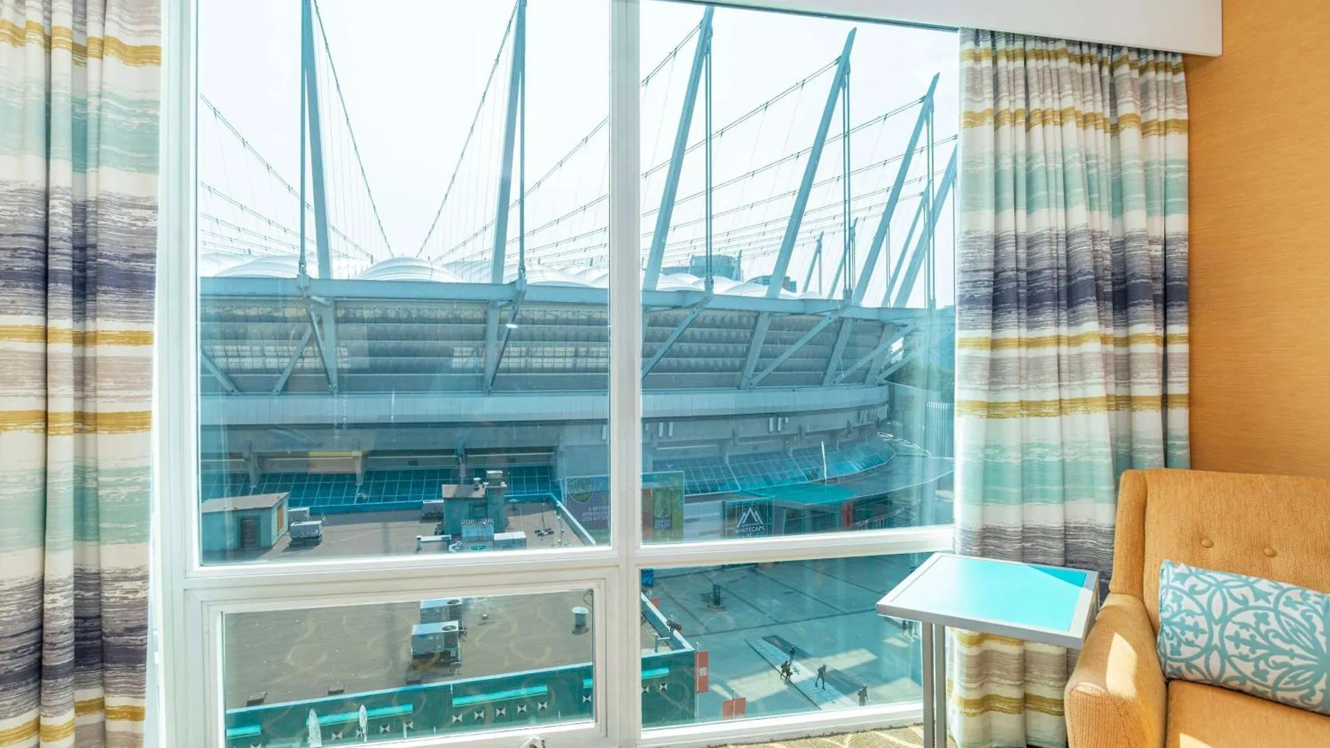 Hampton Inn & Suites, By Hilton - Vancouver Downtown מלון