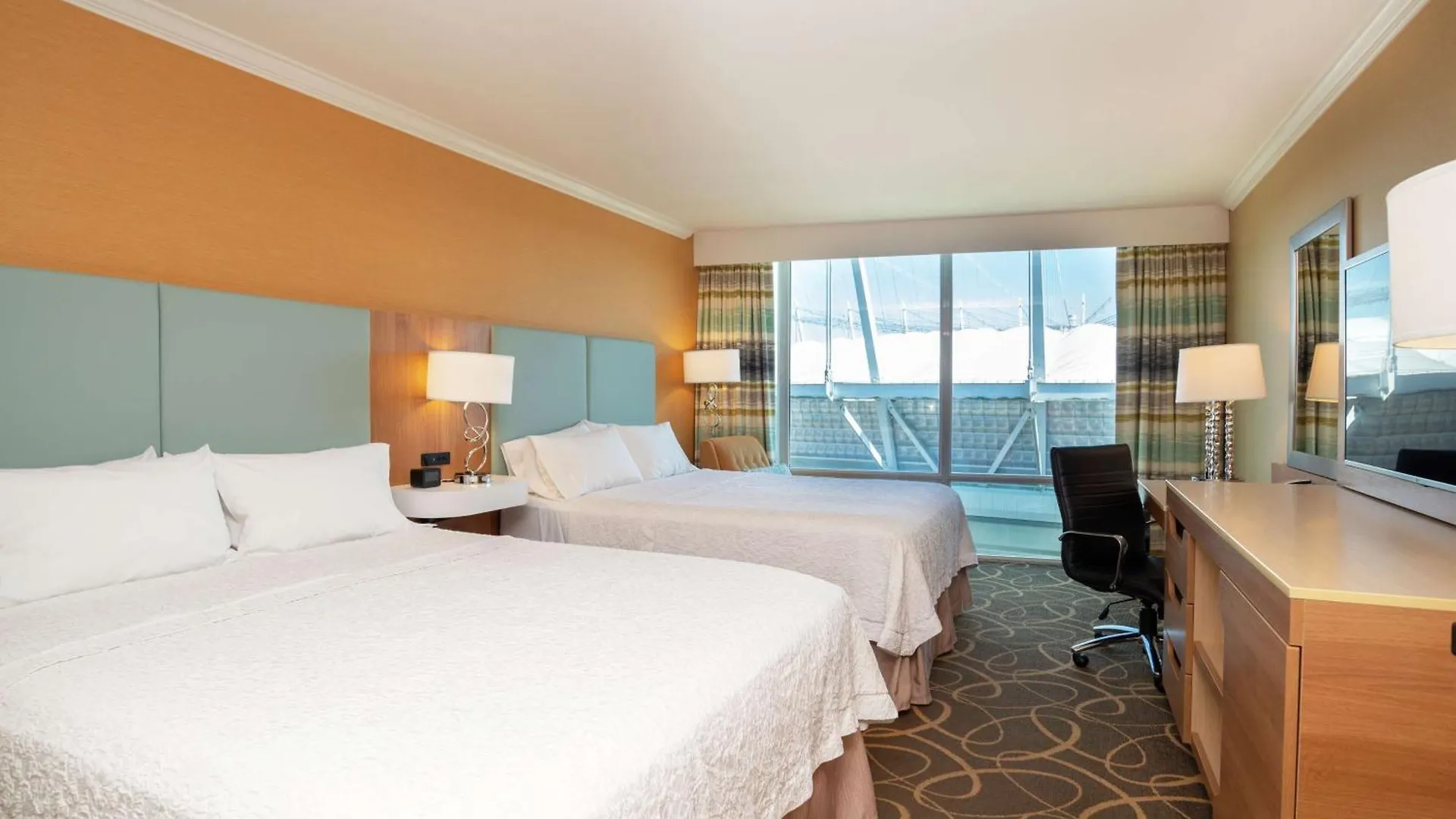 Hampton Inn & Suites, By Hilton - Vancouver Downtown מלון