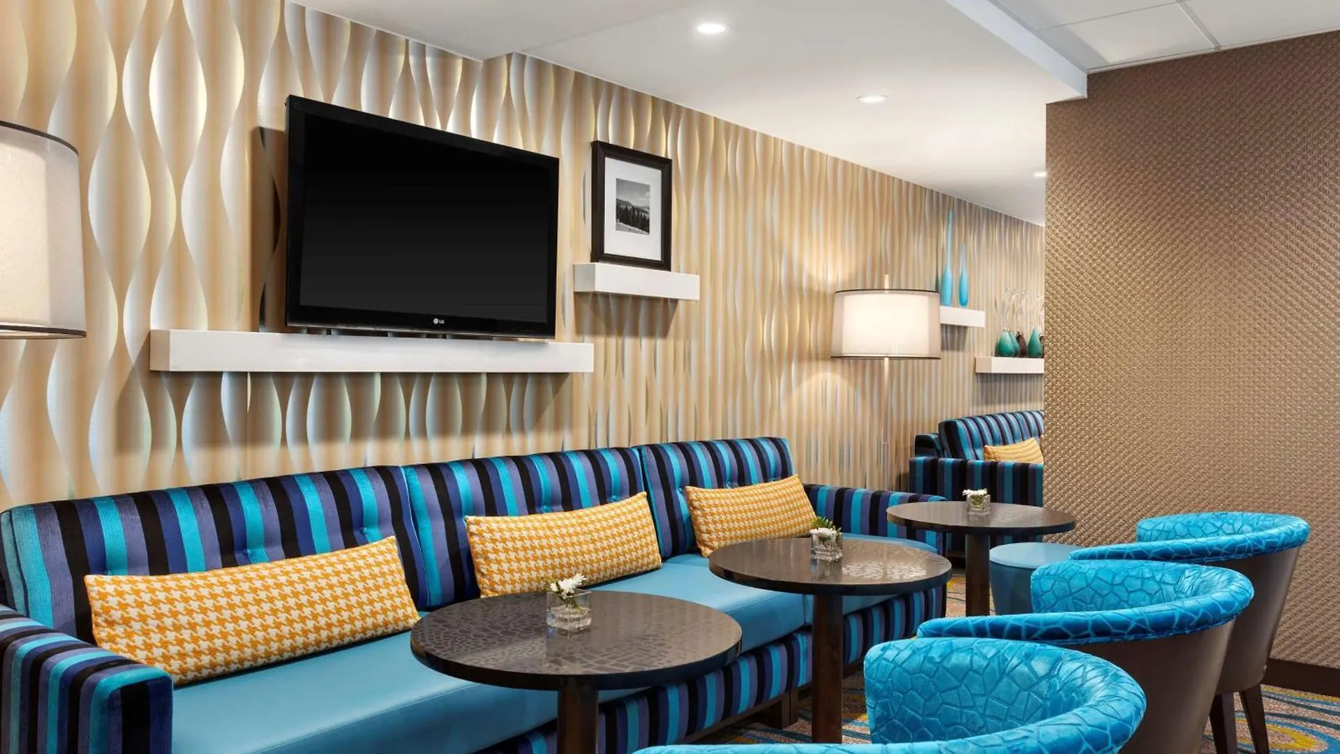 מלון Hampton Inn & Suites, By Hilton - Vancouver Downtown